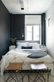 A cama do &quot;studio da jovem senhora&quot;, também na casa cor sp 2010, tem cabeceiras móveis. Arquitetura Do Imovel Cama Na Parede Da Janela