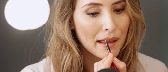 tips to reshape lips using makeup