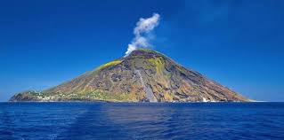 Etna yanardağı'nın uzunluğu 3329 metredir ve zirvesinde meydana gelen yanardağ patlamaları sebebiyle yüksekliği sürekli olarak. Stromboli Yanardagi Nerede Harita Uzerindeki Konumu Son Dakika Flas Haberler