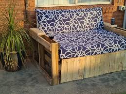 How To Make A Pallet Daybed Unique
