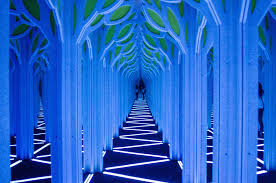 there s a giant mirror maze coming to