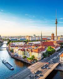 SunExpress - #Berlin - Almanya'nın başkenti olan şehir, zengin tarihi, çeşitli kültür merkezleri, birçok kültürü aynı çatının altında barındıran atmosferi ve son olarak şehirle özdeşleşmiş bir sokak lezzeti olan Currywurst'ü (Köri Soslu