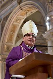 Primera homilía de Monseñor Chomalí en la Catedral Metropolitana: "Somos  seres humanos, y frente a un ser humano, debemos arrodillarnos"
