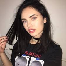 It's where your interests connect you with your people. Girl Dark Hair Tumblr Selfie Grunge Dark Hair Grunge Hair Pale Girl