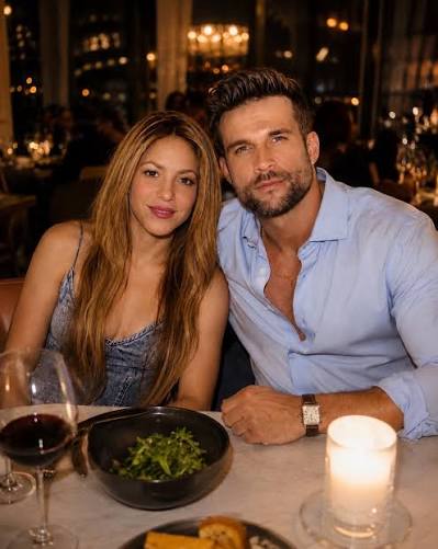 🔥❤️ ¿Nace un nuevo romance? ❤️🔥🔥 Shakira fue captada disfrutando de una elegante cena junto a Clovis Nienow, luego del tremendo flechazo que ambos protagonizaron durante la entrevista en la presentación de