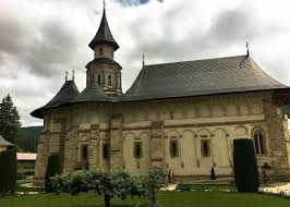 Mănăstirea putna, situată la 72 de kilometri de cetatea de scaun a sucevei, este cea mai importantă ctitorie a lui ştefan cel mare, care a fost curiozităţi despre mănăstirea putna. MÄƒnÄƒstirea Putna LegendÄƒ CuriozitÄƒÈ›i Traseu Program È™i Taxe De Vizitare Antena 1