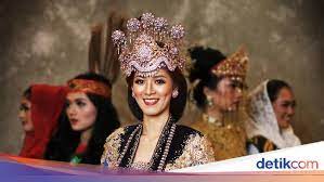 Ragam budaya indonesia yang berikutnya adalah pakaian tradisional yang menjadi pakaian khas dari suatu daerah di indonesia. Keberagaman Budaya Indonesia Dan Contohnya Yang Harus Diketahui