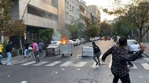 Mahsa Amini: "Wir kämpfen, wir sterben": Proteste und Unruhen im Iran |