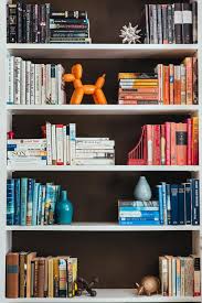 how to organize books on a bookshelf