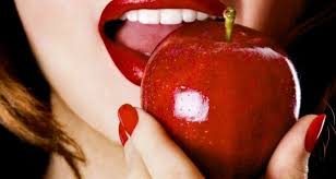 Resultado de imagem para fotos mulher comendo maçã