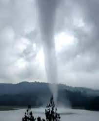 Apa perbedaan antara angin puting beliung dan hurikan? Bpbd Warns Of Potential Tornado In Jakarta Today News En Tempo Co Tempo Co