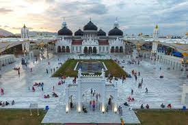 Gambar diambil dari: https://www.kompas.com/stori/read/2021/08/19/102456479/masjid-raya-baiturrahman-aceh-sejarah-fungsi-dan-arsitekturnya?page=all