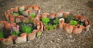 Интересни идеи за градинска украса лесни и интересни идеи за градината 13 юни. Idei Za Gradinata S Keremidi Shest Nachina Da Szdadete Svezhest Maistorplus