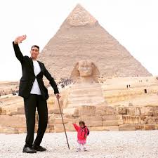 Mr he was in the italian capital to take part in the filming of a television programme called the record show. Guinness World Records On Twitter One Of Our Highlights Of 2018 Tallest Man Sultan Kosen Uzunadamsultan Met Shortest Woman Jyotiamge In Egypt Https T Co Zxph3hes4r