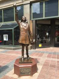 Mary tyler moore (actor), edward asner (actor) rated the mary tyler moore show is an iconic piece of television history. Mary Tyler Moore Statue At Corner Of 7th St Nicollet Mall Picture Of The Fit Tourist Minneapolis Tripadvisor