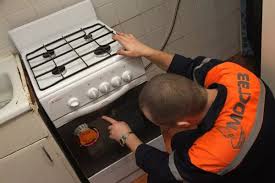 Installing a cooktop is always the job of an expert. How To Connect A Gas Stove In The Apartment With A Flexible Hose