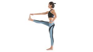 立った状態で片足を伸ばせる？安定した立ち姿勢をつくる2つの方法 | ヨガジャーナルオンライン