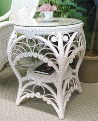 round sweetheart wicker table with