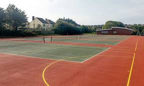 how to choose a tennis court surface