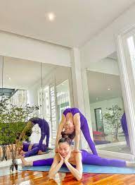 Hồ Ngọc Hà và mẹ ruột: U40 - U70 đọ dáng yoga với toàn tư thế khó