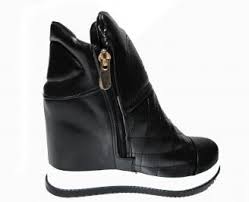 Дамските обувки на платформа са очарователно модно предложение, на което нито една дама с вкус към красивите аксесоари не може да устои. Pryakor Bezuprechen Shkaf Cherni Obuvki Na Platforma Piemonteobertengo It