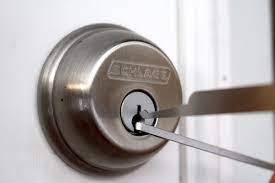 This is how to pick a lock without the key and easy tools. Beginners Guide To Lock Picking