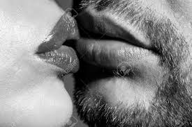 セクシーなカップルは唇にキスします。満足してロマンチックな瞬間を楽しんでいます。情熱的なエッチな恋人たちがキスをし、喜びを感じています。の写真素材・画像素材  Image 182523339