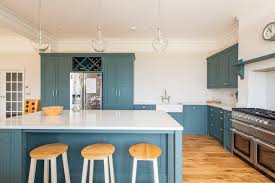 Yang di dapur terang oleh the shaker kitchen company ini mengkoordinasikan nuansa biru pucat. Oxted Surrey Kitchen Herringbone Kitchens