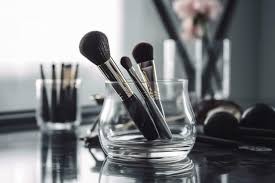 makeup brushes in a gl clean