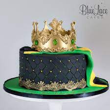 For her 95th birthday celebration, queen elizabeth insisted on cutting her birthday cake with a sword instead of a knife, and awkwardness ensued as a result. This Cake Is Fit For A Queen Jamaican Queen Birthday Cake With Gold Sugar Crown And Sugar Emeralds Mad Queen Cakes Queens Birthday Cake Birthday Cake Crown