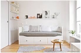Some people aren't wild about it but buy it because it's a good deal (stylish and doesn't cost much). 5 Ideas Para Sacar Partido Al Divan Hemnes De Ikea Hemnes Ikea Bedroom Hemnesikeabedroom In 2021 Bedroom Decor On A Budget Guest Bedroom Office Ikea Hemnes Daybed
