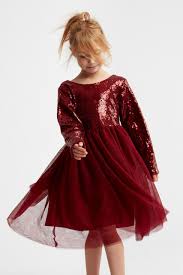 Questo vestito ha un disegno di ricamo in pizzo 3d, c'è una bella prua dietro. Abito Elegante Bambina Ana Red Wine Zoya Fashion