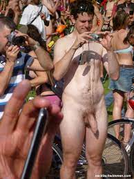 Männer die sich nackt zeigem öffentlich
