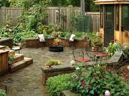small backyard ideas to make it look bigger