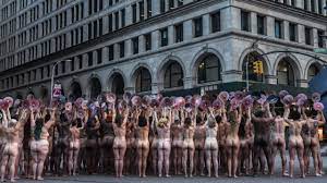 写真ギャラリー】全裸で闘え！ 世界の「ヌード抗議デモ」 | 裸サイクリング、トラックに体当たり… | クーリエ・ジャポン