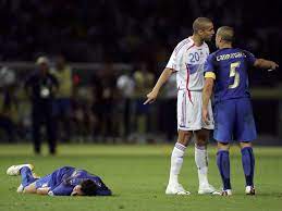 Zidane'ye 3 maç ceza ve 7500 i̇sviçre frank'ı para cezası verdi. The Zinedine Zidane Headbutt On Marco Materazzi