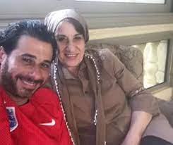 والدة أحمد السعدني وزوجة صلاح السعدني "المحجبة" تخطف الأنظار في أول ظهور!!  الشبه بينهما سيذهلك! | عربي نت