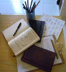 Bolis, plumas y cuadernos: 25 autores nos enseñan sus herramientas de  trabajo - Gabriella Literaria
