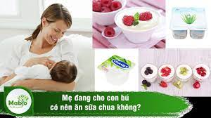 Bác sĩ giải đáp: Cho con bú có nên ăn sữa chua không?