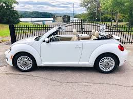 Maybe you would like to learn more about one of these? 2013 Volkswagen Beetle Cabrio Candy White Mit Beigem Kunstleder 2 5l 5 Zylinder Dieses Volks Volkswagen Beetle Convertible Beetle Convertible Volkswagen Beetle