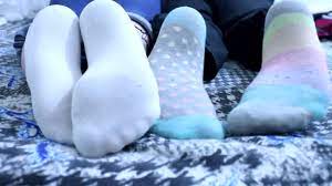 Zwei Amateurmädchen werden ihre Socken los und zeigen hübsche Sohlen und  Füße - Feet9