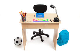 Finding that perfect desk can be tricky. Student Desk Mit Notizbuch Stift Und Lampe Stockbild Bild Von Desk Stift 43712573