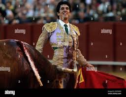 Spanish matador Alejandro Talavante looks at the crowd during a bullfight  in the Maestranza bullring in Seville April 23, 2007. REUTERS/Javier  Barbancho (SPAIN Fotografía de stock - Alamy