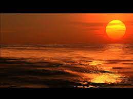 Una magica esplosione di raggi del sole sul mare al tramonto. Pin Su 241