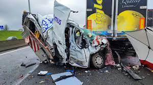 Les terribles images du dramatique accident sur la E42: un conducteur a  perdu la vie