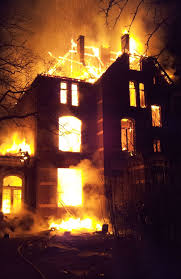 une maison raée par les flammes