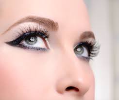 how false eyelashes can cause serious