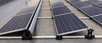 panneaux solaires sur un toit plat
