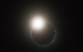 En solförmörkelse är en händelse som inträffar när månen passerar mellan jorden och solen, som helt eller delvis blockerar solljuset. Lrthsamxx9m Zm