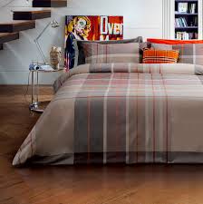 Il completo lenzuola scozzese in tinto in filo rivestirà il tuo letto con morbidezza ed estremo gusto, creando lo stile unico del tuo letto. Lenzuola E Federe Malcolm Tinto Filo Scozzesi Bossicasa